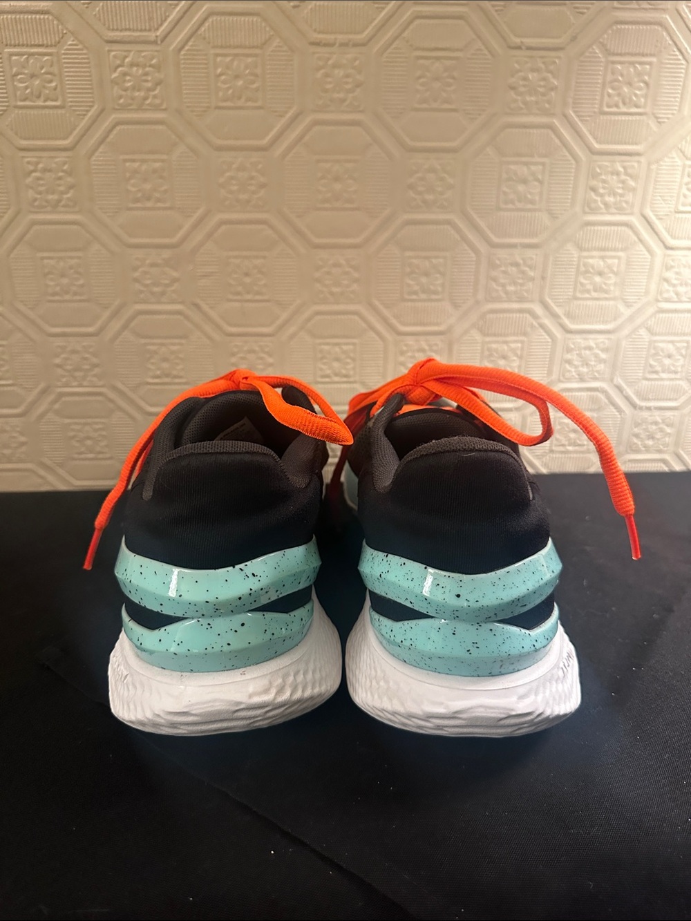 Under Armour Mens Black BasketBallShoes with Turquoise Midsole and Orange Laces - Picture 5 of 5